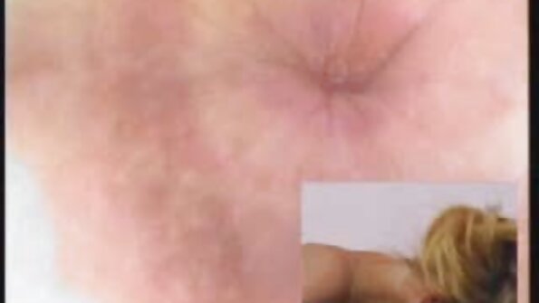 Busty blonda sedus prietenul ei să se bucure de lesbiene grase si flocoase sex