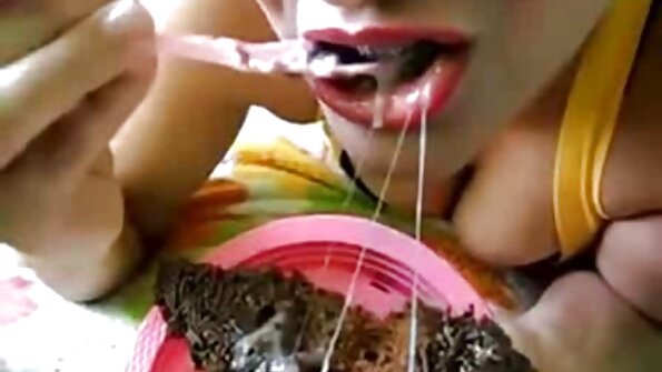 Subțire, blondă busty filme porno cu grase mature
