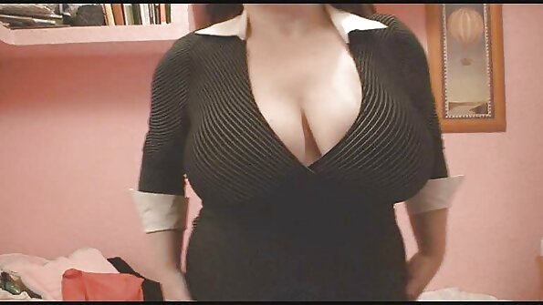 Programator cu ochelari relaxeaza filme porno cu blonde grase cu fata tanara