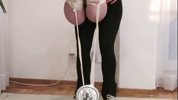 Aplecat pe porno cu negrese grase stilul de câine al soțului ei prezintă