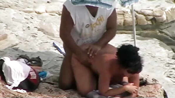 Atractiv Bruneta s-a dat la un filme porno cu femei grase bătrâne instalator